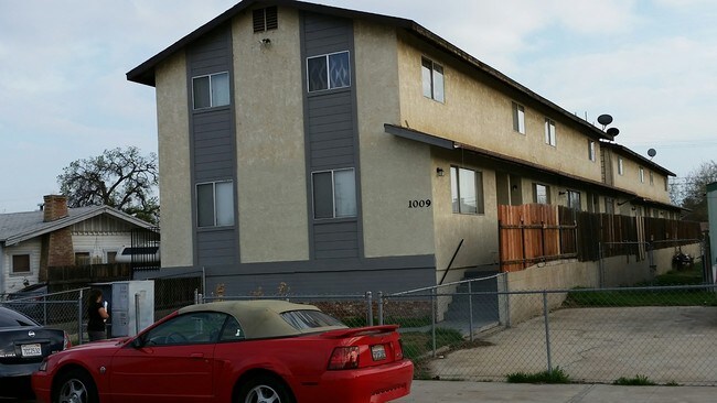 2 Car garage incl. - 1009 33rd St