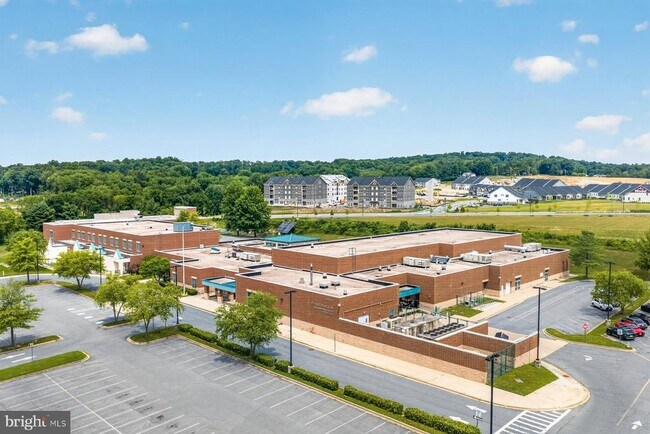 Building Photo - 5861 Oakdale Vlg Rd
