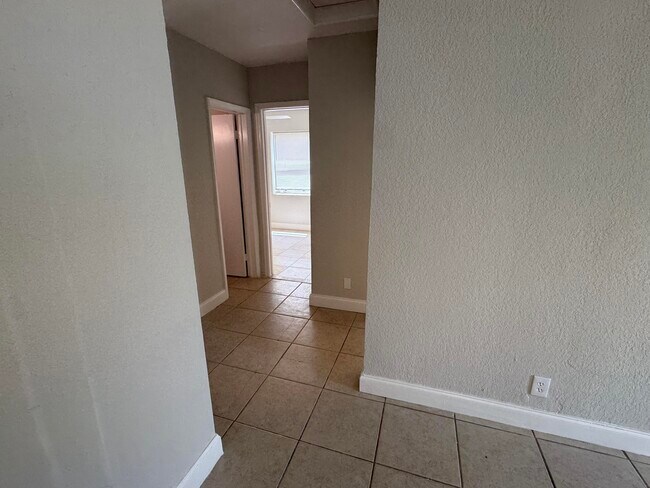 Building Photo - 1508 NW 1st Ave