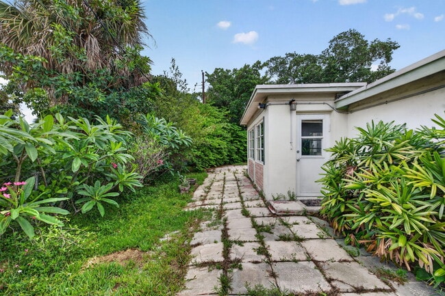 Building Photo - 841 SW 18th Ct
