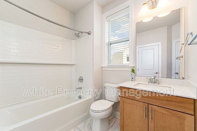 Building Photo - 209 Forsythia Ln