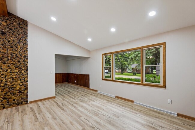 Building Photo - 1819 Elmwood Dr