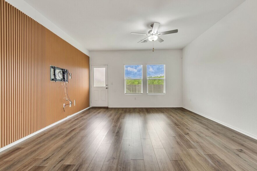 Building Photo - 15401 Poppy Petal Dr