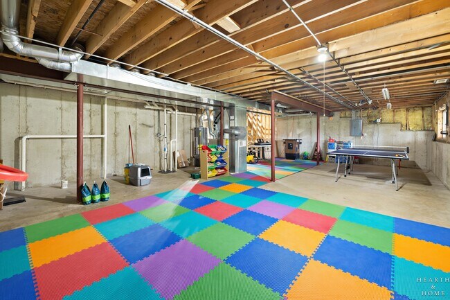 Building Photo - 2039 Greenview Dr