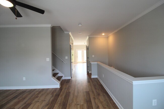 Building Photo - Large 3 level large end unit townhome with...