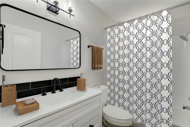 Building Photo - 125 Chaparral St