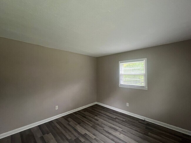 Building Photo - Two bedroom, 1 bath house in Burlington