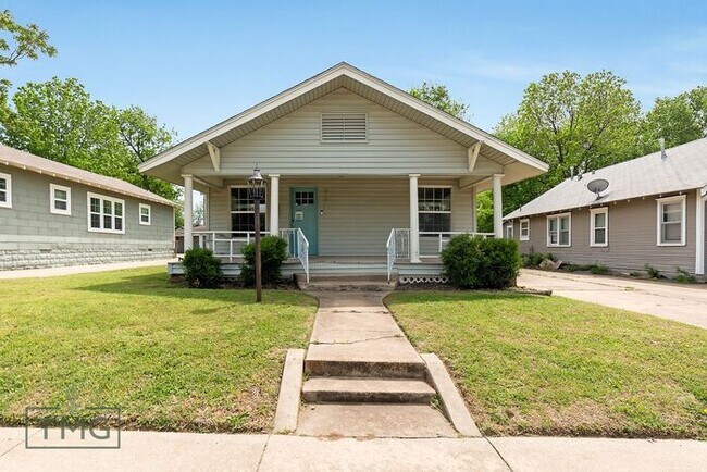 Building Photo - 2 Bed, 2 Bath Home Near TU