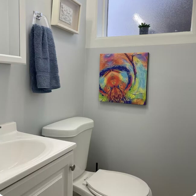Building Photo - 4 bed with office 1.5 bath Urban Artsy Home