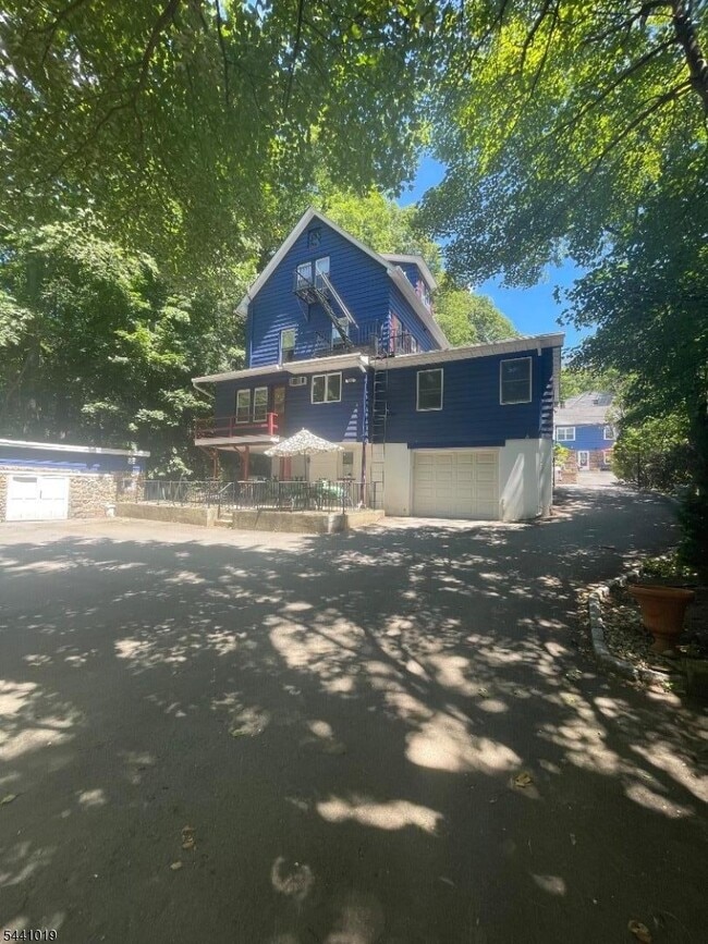 Building Photo - 55 Garden Ave