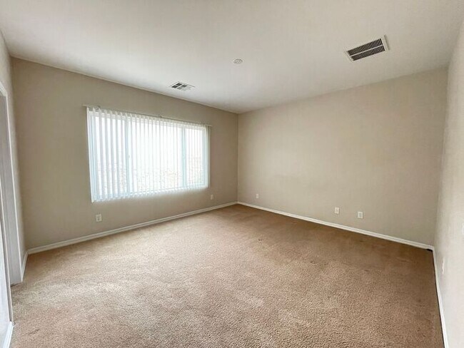 Building Photo - This property has been shown before and will be leased to the first qualified applicant. To sched...