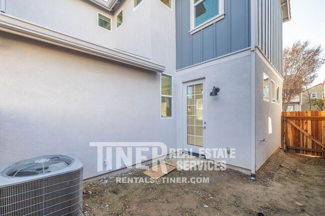 Building Photo - 220 Cinema St