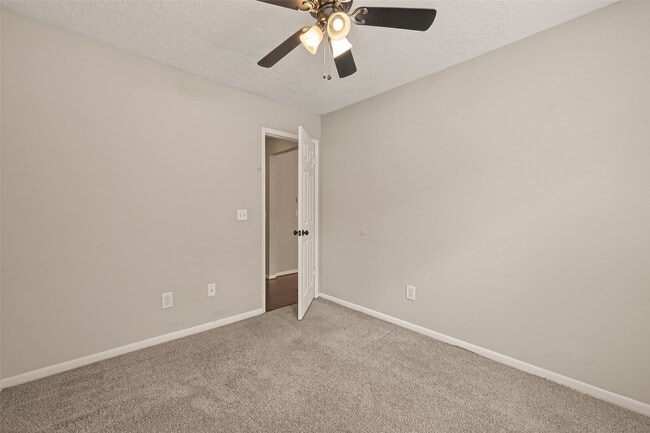 Building Photo - 27 Lush Meadow Pl