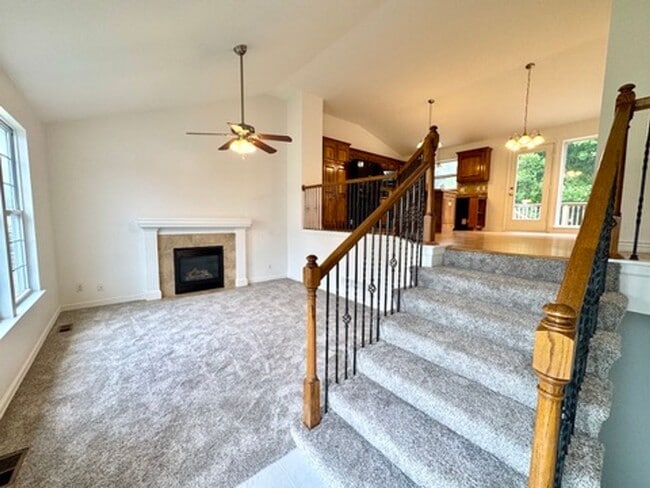 Building Photo - 930 NW Scenic Dr