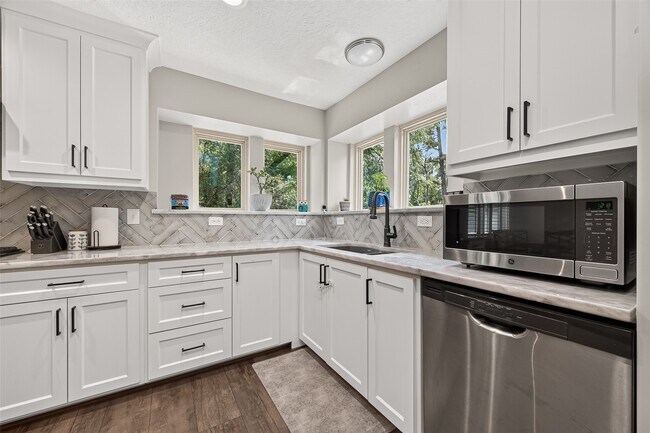 Building Photo - 23011 Fox Hunt Dr