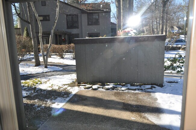 Building Photo - 8 Willow Ln