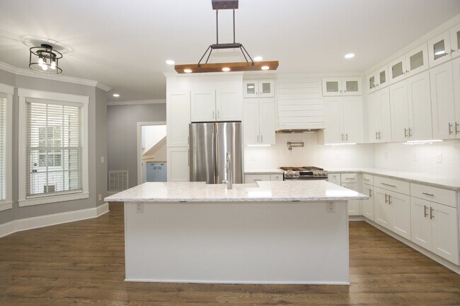 Building Photo - "Spacious and Inviting 2620 sq. ft. Home i...