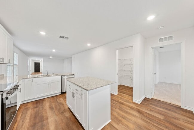 Building Photo - 817 Heartseed Ave