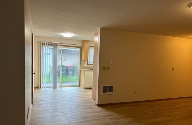 Building Photo - 125 NE Kingwood Dr