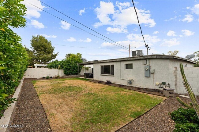 Building Photo - 2224 E Sells Dr