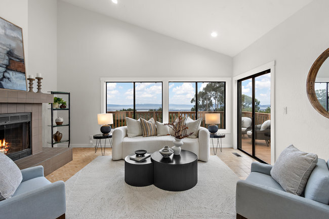 Livingroom with vistas, double sliding door - 3600 Klamath St