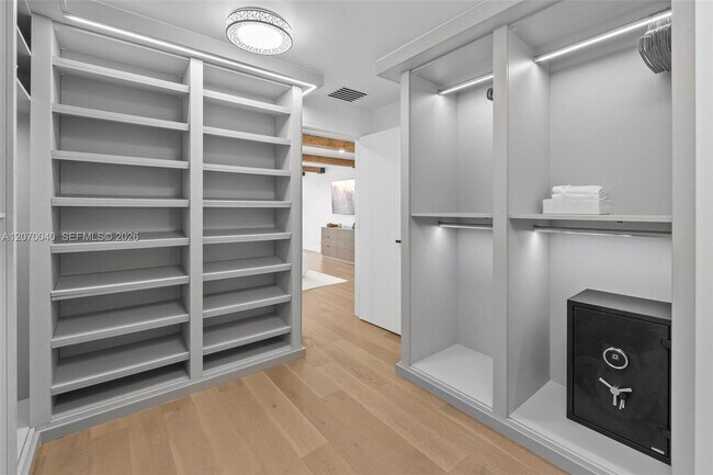 Building Photo - 257 N Coconut Ln