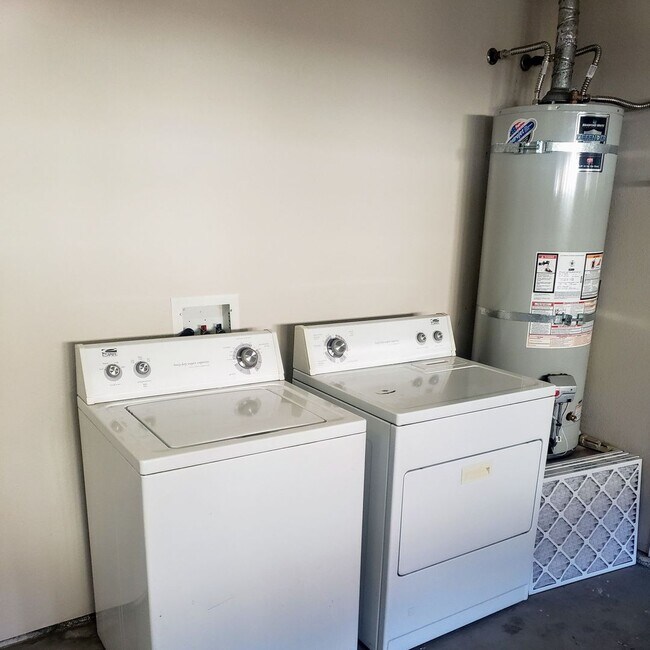 Building Photo - 3 Bedroom House Available Now