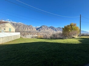 Building Photo - Crestview 2 Bedroom Apartment with mountain views