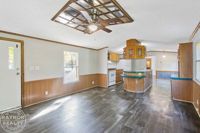 Building Photo - Enjoy the peace and quiet of the country!