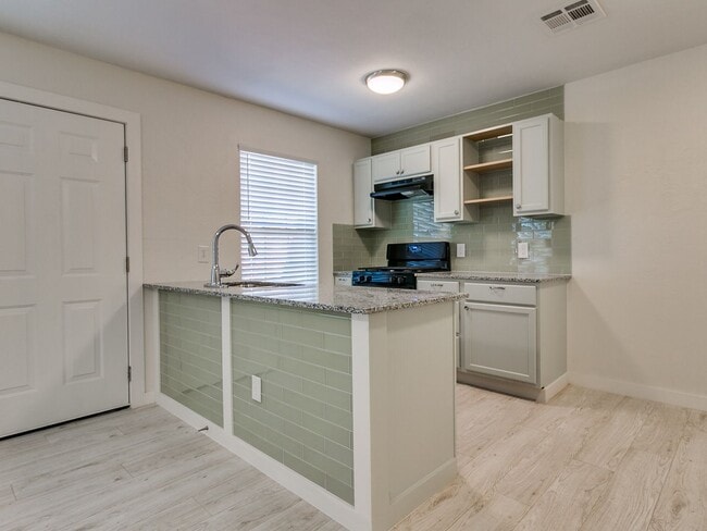 Building Photo - 4 bedroom 2 bath home in Tecumseh!