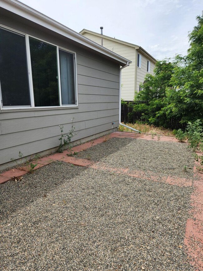 Building Photo - 3 Bedroom 2 full bathrooms in Brighton