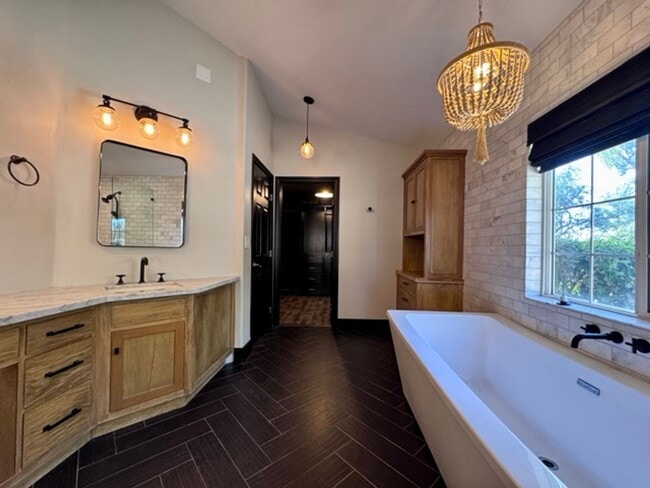 Building Photo - Move in Special! Move in by November 1st a...