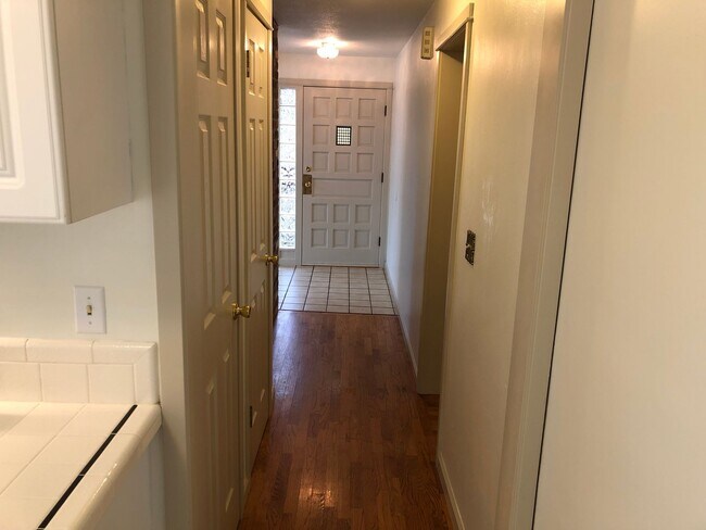 Building Photo - Updated 3 bedroom 3 bath house in Eugene!