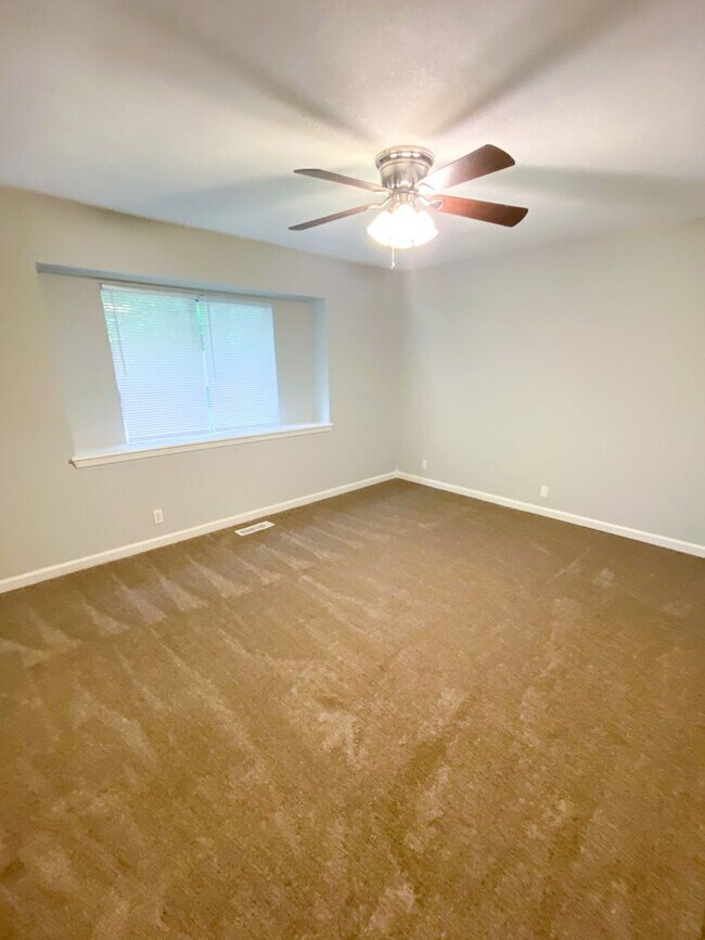 Building Photo - Beautiful 4 Bedroom 2 Bath