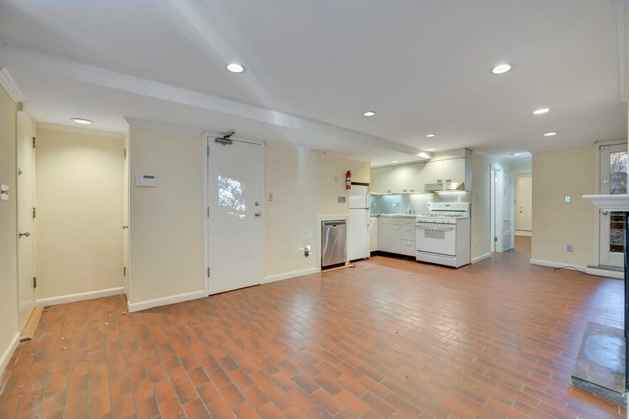 Building Photo - 308 11th St SE