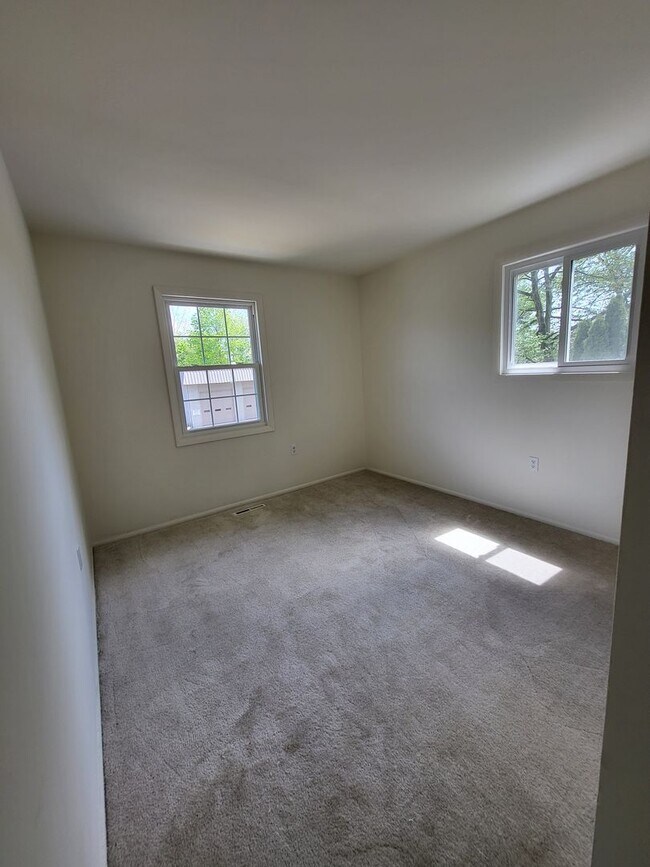 Building Photo - HUGE Yard and New Kitchen!