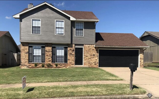 Building Photo - Stunning 3 bed 3 bath
