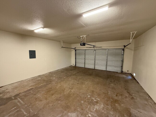 Building Photo - Newly remodeled 3 bedroom in the heart of ...
