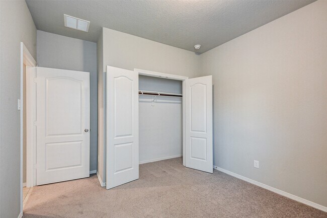 Building Photo - 40735 Gate Ridge Dr
