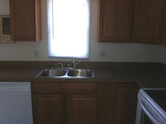 Building Photo - 1410 E Lakeview Dr