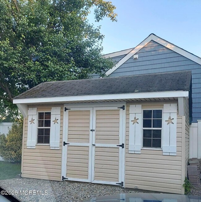 Building Photo - 102 Forman Ave