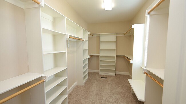 Building Photo - Lovely Heritage Home with Ideal Floorplan