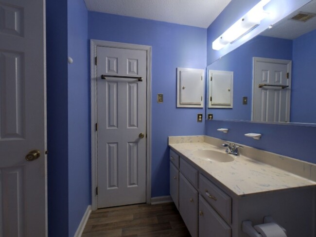 Building Photo - Beautiful 2 Bedroom 2 Bathroom Townhome Lo...