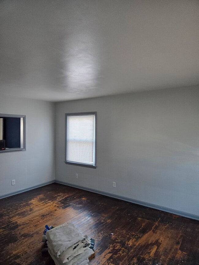 Building Photo - Large 4-Bedroom Single Family Home, Quiet Neighborhood. Available January 1st!