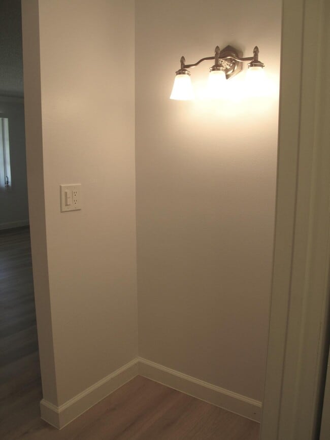 Building Photo - 1102 North Dr