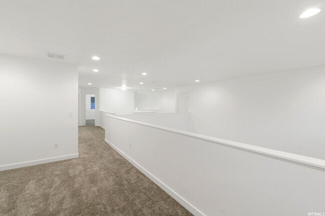 Building Photo - Stunning Home Right on the Golf Course!