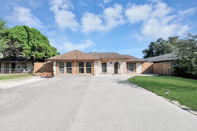 Building Photo - 4503 Hollybrook Ln