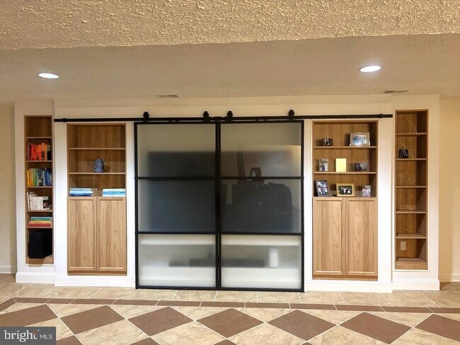 Building Photo - 9809 Hall Rd