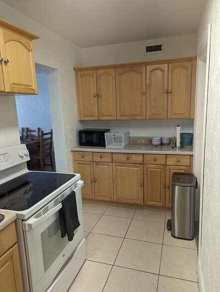 Kitchen 1 - 1001 SE 16th St