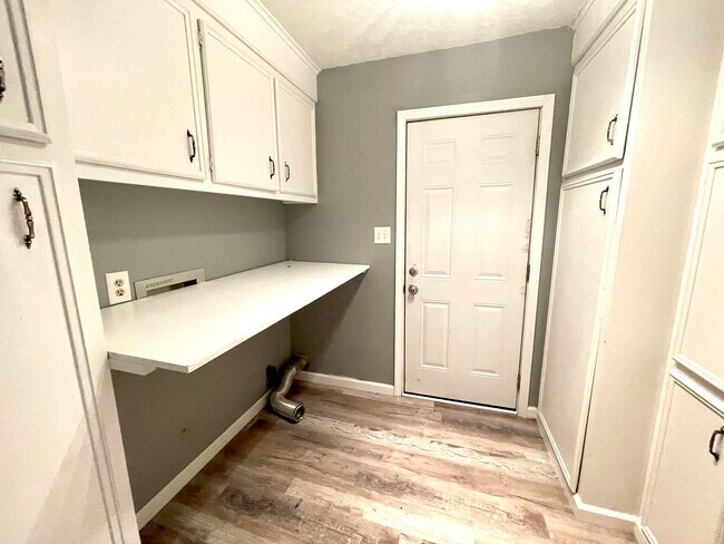 Building Photo - 3 Bedroom 2 Bath for Rent in Clinton